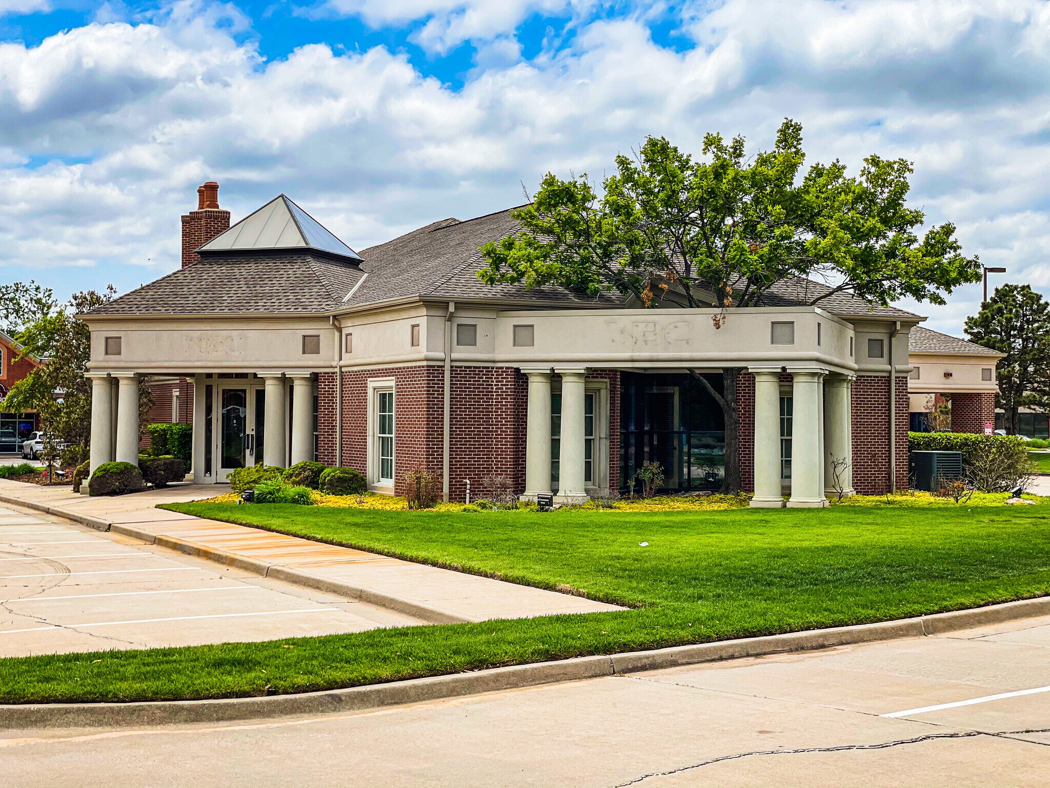 2800 NW Grand Blvd, Oklahoma City, OK à louer Photo du bâtiment- Image 1 de 2