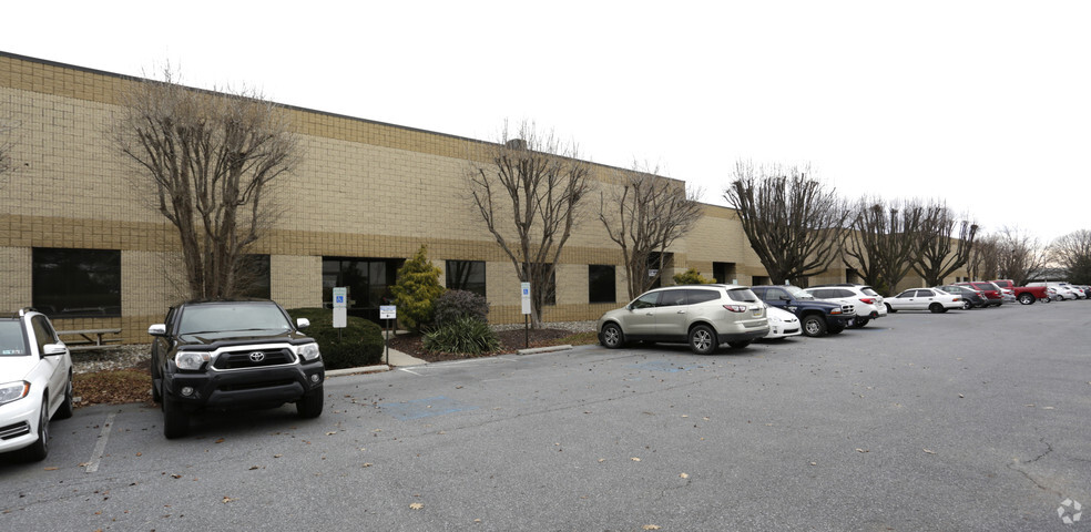 7377 William Ave, Fogelsville, PA for lease - Building Photo - Image 1 of 13