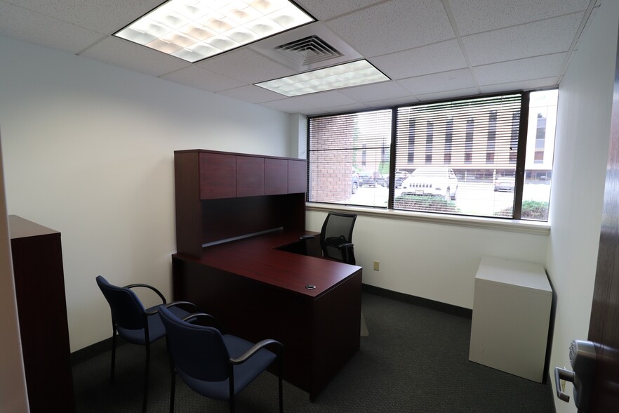 Valley Workspaces, Avon, Ct, Avon, CT for lease - Interior Photo - Image 3 of 11