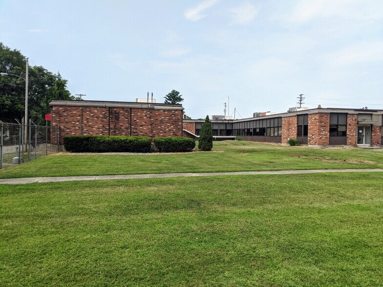 437 Fern St, Jackson, MI for lease - Building Photo - Image 2 of 32