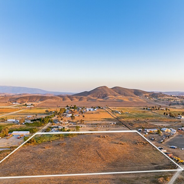 1 Patita Ln, Winchester, CA à vendre - Photo du bâtiment - Image 3 de 5
