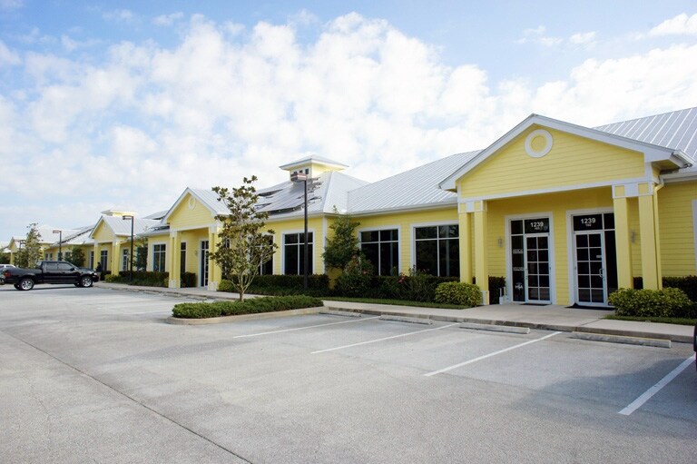 1239 SE Indian St, Stuart, FL à louer - Photo du bâtiment - Image 2 de 15