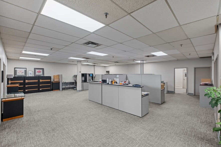 20 Voyager Ct, Toronto, ON à vendre - Photo du bâtiment - Image 2 de 15