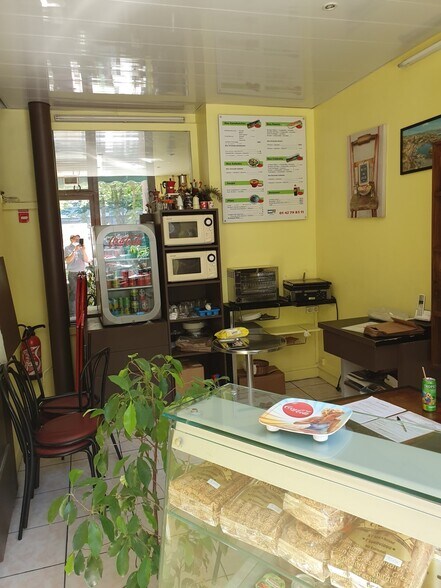 Retail in Paris for lease - Building Photo - Image 2 of 7