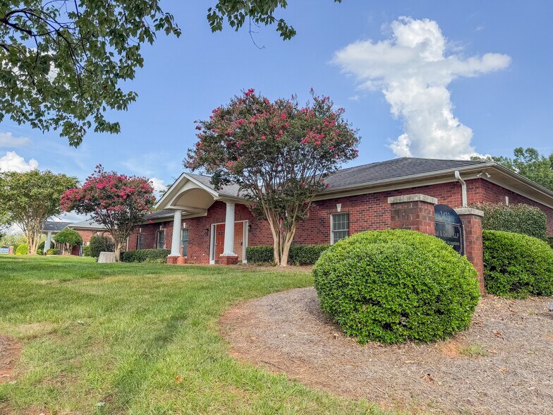 2423 Plantation Center Dr, Matthews, NC à louer - Photo du bâtiment - Image 2 de 6