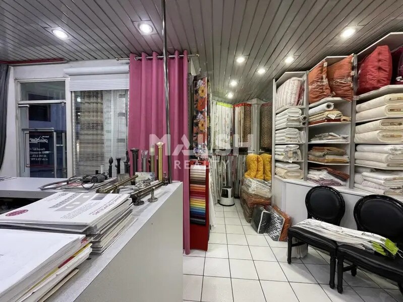 Retail in Tassin-la-Demi-Lune for lease Interior Photo- Image 1 of 6