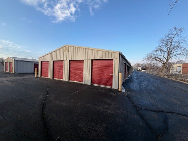 Sheridan & Lockwood Self Storage portefeuille de 2 propriétés à vendre sur LoopNet.ca - Photo principale - Image 1 de 2