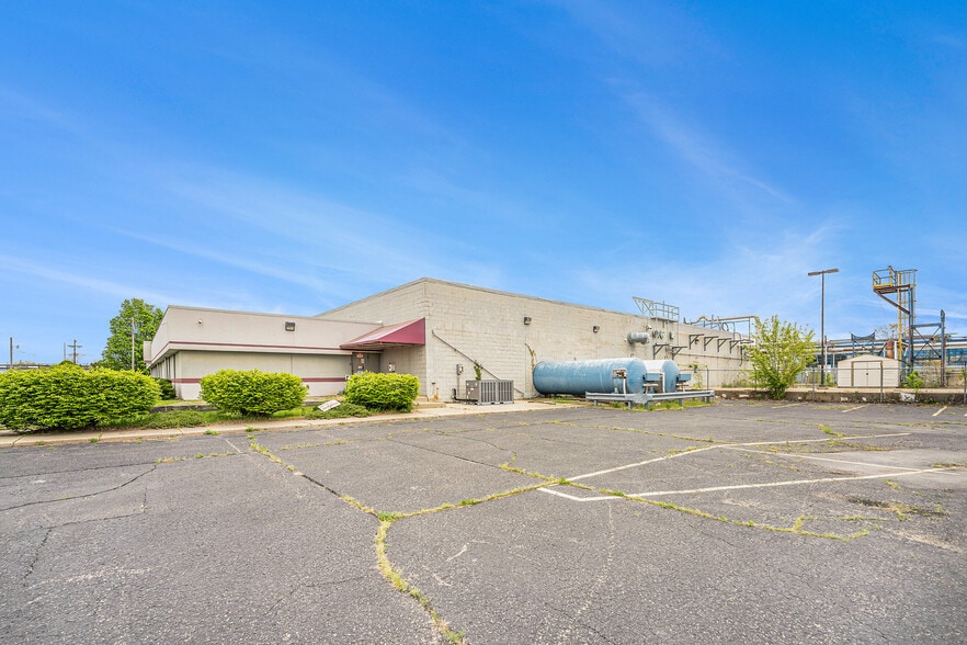 111 Day Dr, Three Rivers, MI for lease - Building Photo - Image 2 of 18