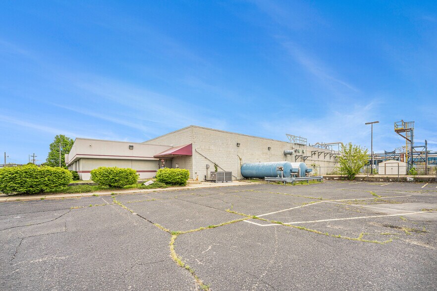 111 Day Dr, Three Rivers, MI à louer - Photo du bâtiment - Image 2 de 18