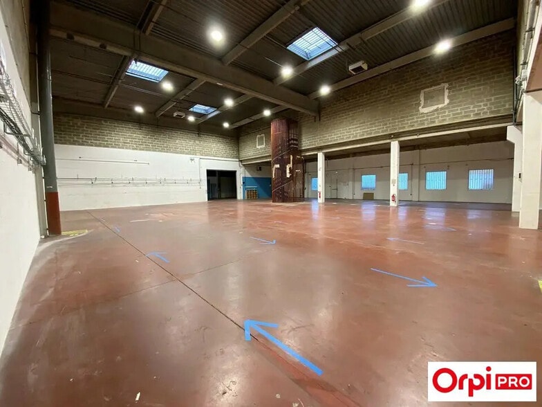 Flex in Verrières-Le-Buisson for lease - Interior Photo - Image 1 of 11