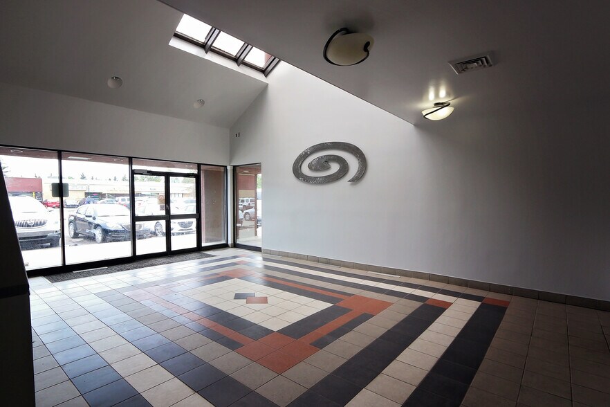 14017-14051 Victoria Trl NW, Edmonton, AB à louer - Photo intérieure - Image 2 de 4