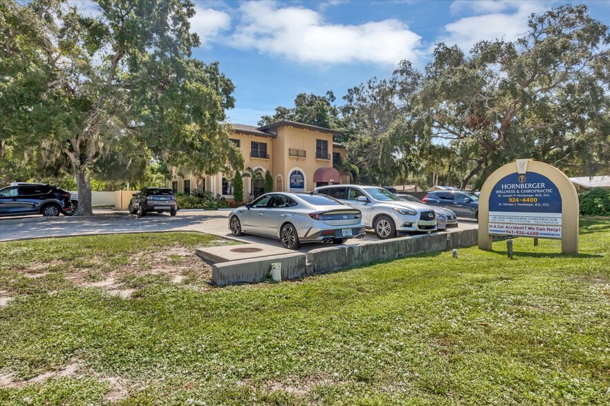 4001 Swift Rd, Sarasota, FL à vendre - Photo du b timent - Image 2 de 35