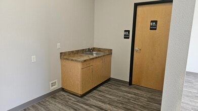 1050 N Fairway Dr, Avondale, AZ for lease Interior Photo- Image 2 of 6