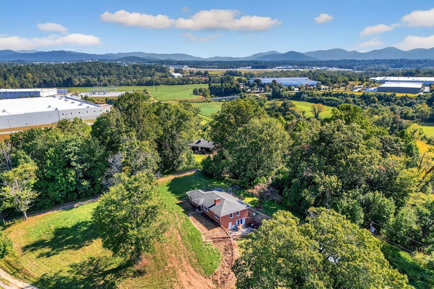 467 Butler Farm Rd, Mills River, NC à vendre - Photo du bâtiment - Image 3 de 31