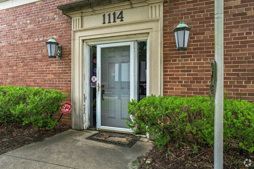1114 Morrison Dr, Charleston, SC à louer - Photo du bâtiment - Image 2 de 9