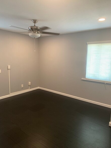 3917 Stockdale Hwy, Bakersfield, CA for sale - Interior Photo - Image 2 of 23