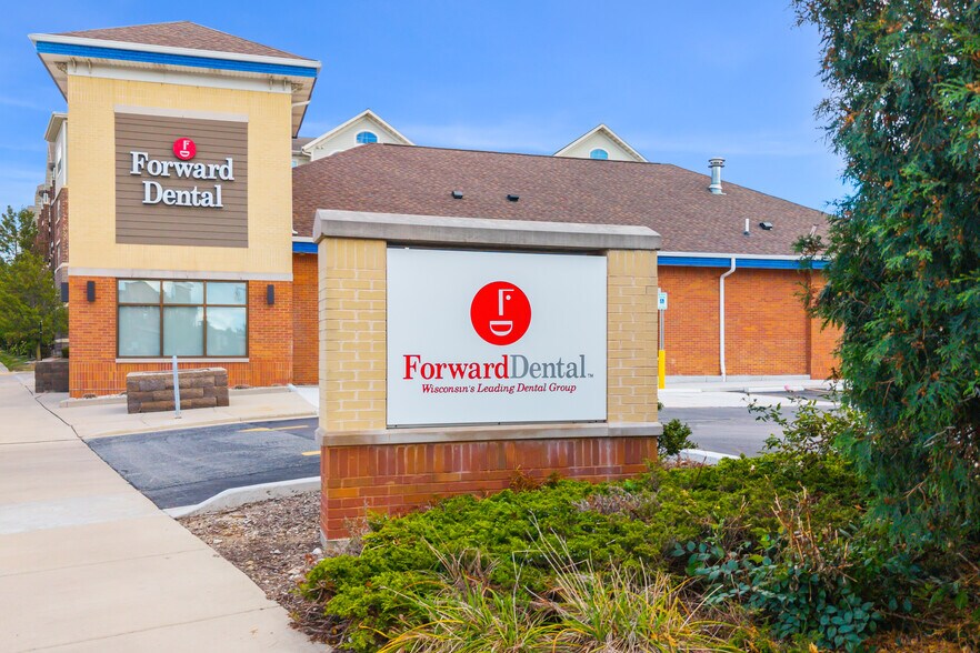 8001 W National Ave, West Allis, WI à vendre - Photo du bâtiment - Image 2 de 5