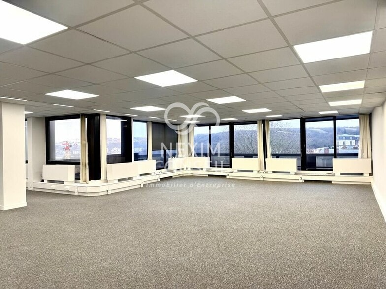 Office in Saint-Cloud for lease - Building Photo - Image 3 of 8