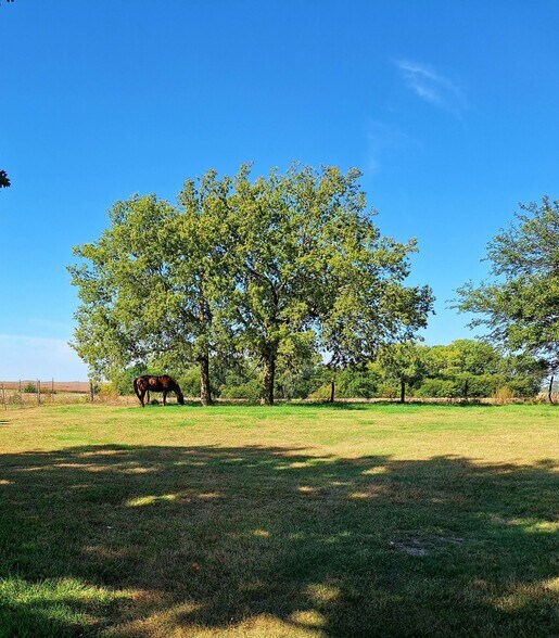 505 Meridian Rd, Miltonvale, KS à vendre - Photo du bâtiment - Image 2 de 42