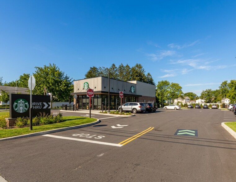 2061 Jericho Tpke, Commack, NY à vendre - Photo du bâtiment - Image 1 de 3