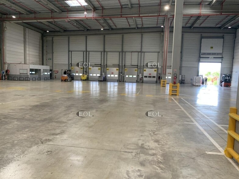 Industrial in Saint-Martin-de-Crau for lease - Interior Photo - Image 3 of 10