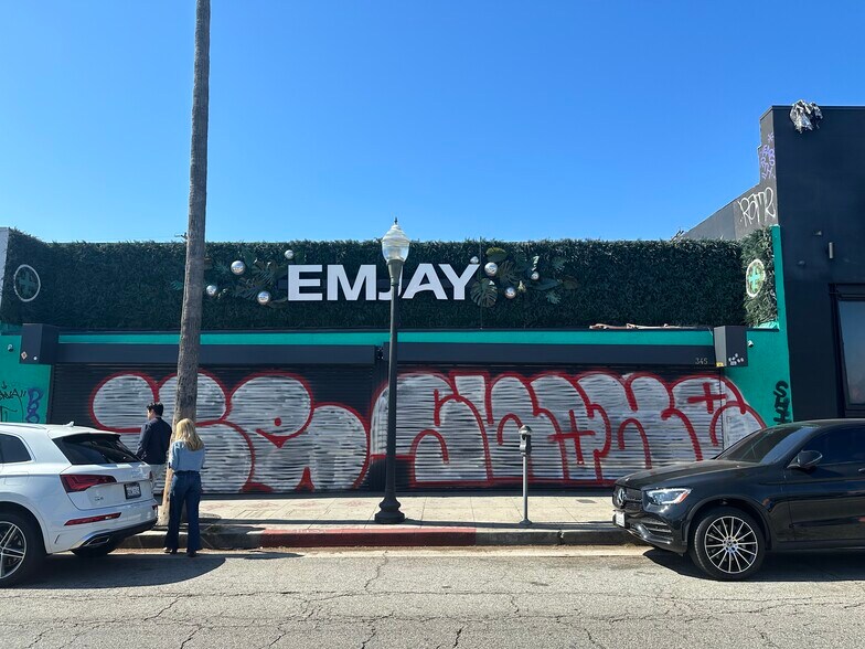345 N Fairfax Ave, Los Angeles, CA à louer - Photo du bâtiment - Image 2 de 2
