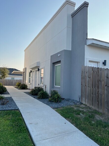 7 Fourplexes - Stonebriar portefeuille de 7 propriétés à vendre sur LoopNet.ca - Photo du bâtiment - Image 2 de 8