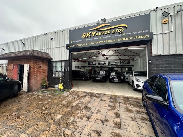 172-174 Brent Cres, London for lease - Building Photo - Image 3 of 4