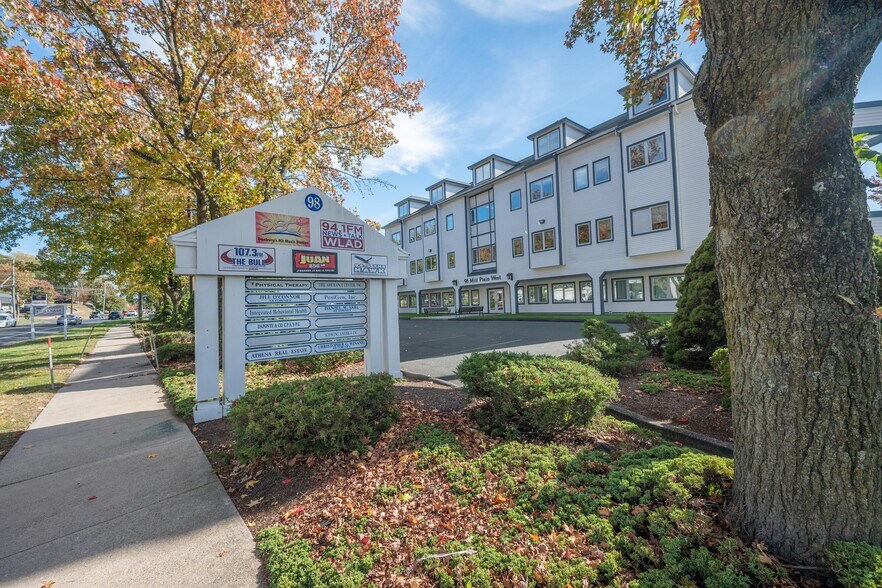 98 Mill Plain Rd, Danbury, CT à louer - Photo du bâtiment - Image 3 de 7