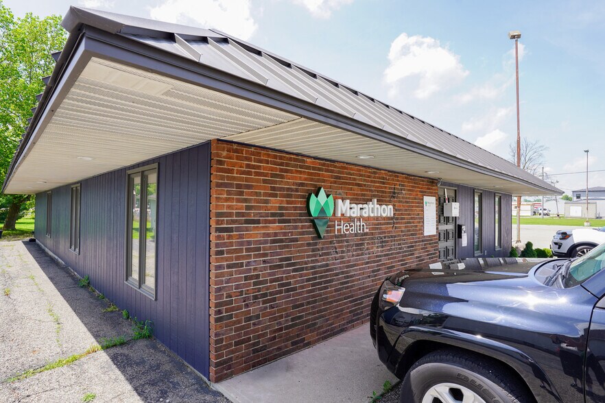 511 N Wayne St, Angola, IN à vendre - Photo du bâtiment - Image 3 de 5