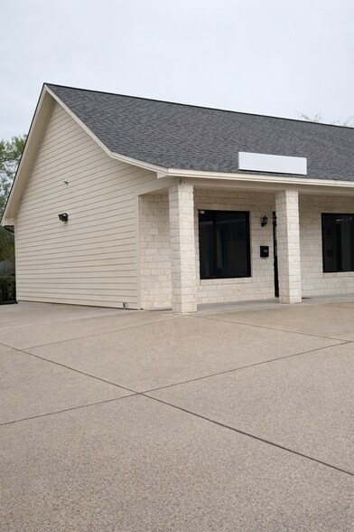 2100 Sam Houston Ave, Huntsville, TX à louer - Photo du bâtiment - Image 2 de 2