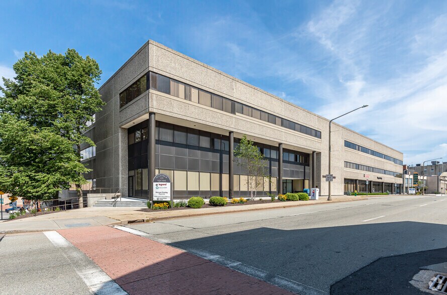 125 Eugene O'Neill Dr, New London, CT à louer - Photo du bâtiment - Image 1 de 14