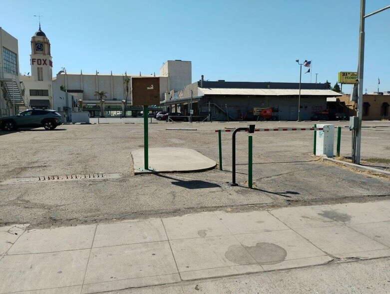 2007 Eye St, Bakersfield, CA for lease - Building Photo - Image 3 of 4