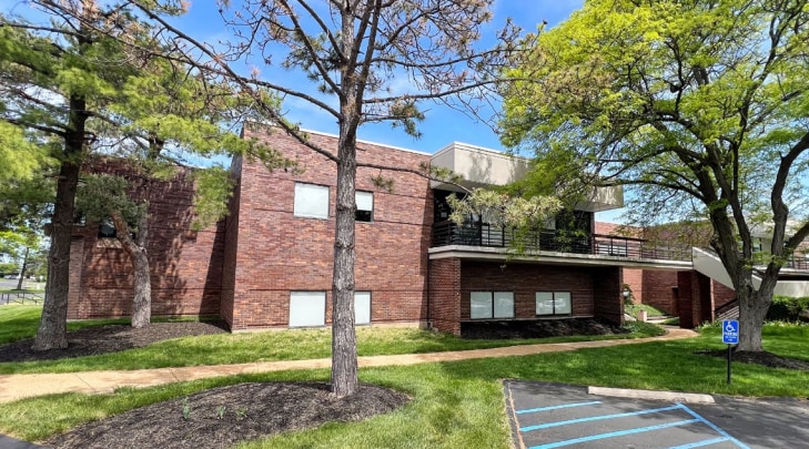 1145 Corporate Lake Dr, Creve Coeur, MO for lease - Building Photo - Image 2 of 3