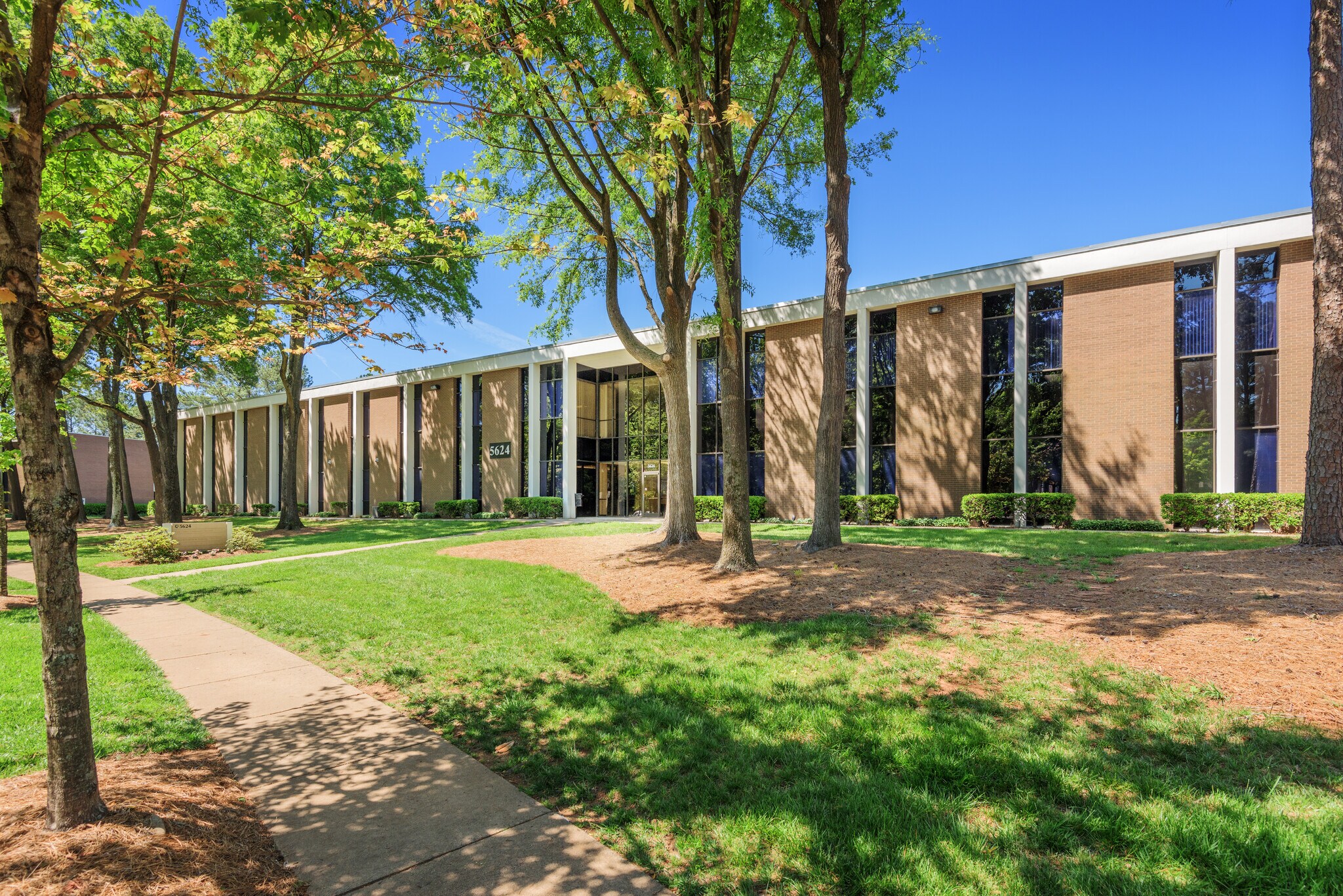 5624 Executive Center Dr, Charlotte, NC à louer Photo du bâtiment- Image 1 de 3