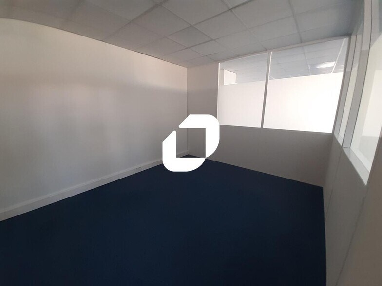Office in Montreuil for lease - Interior Photo - Image 2 of 5