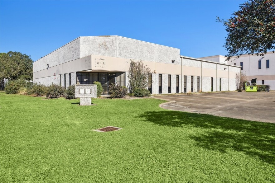 10770 Moss Ridge Rd, Houston, TX for lease - Primary Photo - Image 1 of 4
