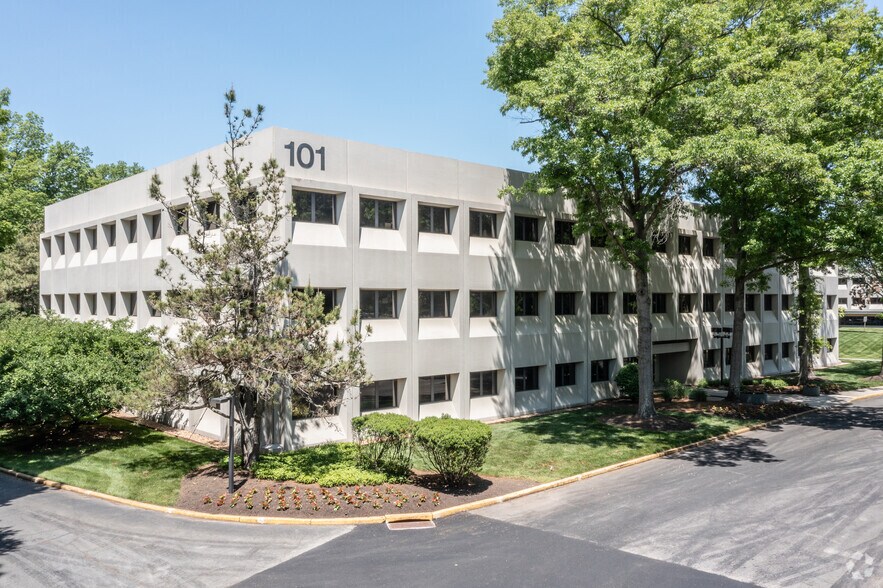 101 College Rd E, Princeton, NJ à louer - Photo du bâtiment - Image 2 de 14