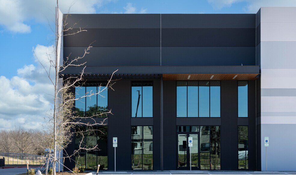 4601 Dr. MLK Jr. Dr, Arlington, TX à louer - Photo du bâtiment - Image 3 de 23