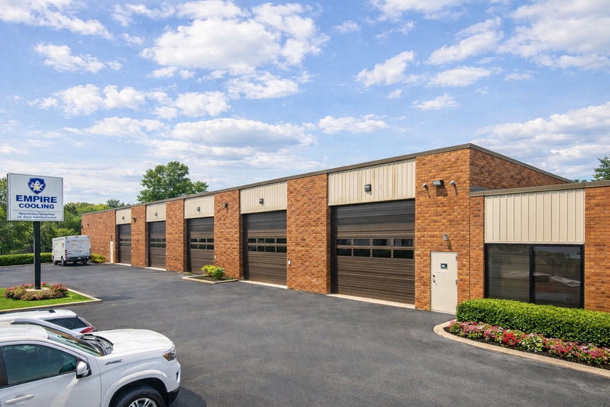 2420 E Oakton St, Mount Prospect, IL for lease - Building Photo - Image 2 of 3