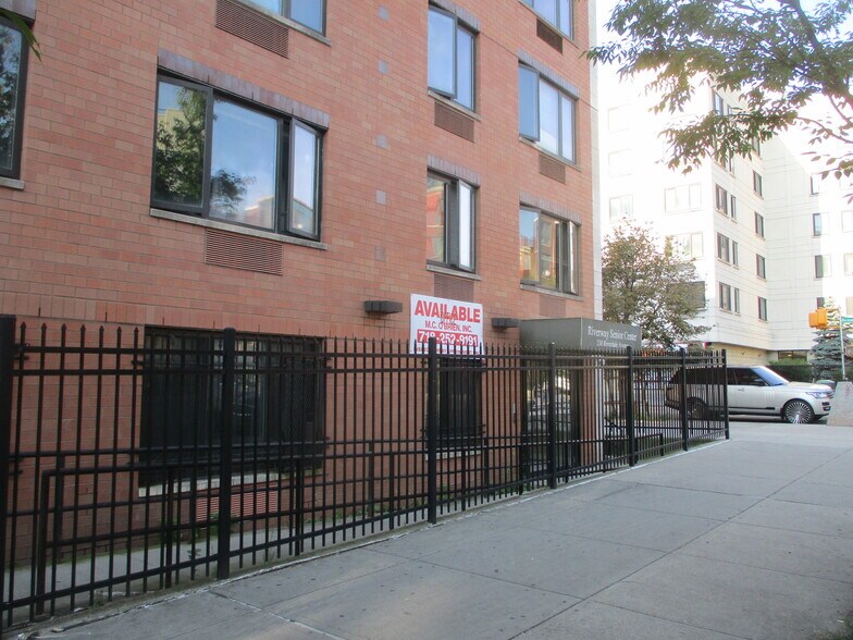 230 Riverdale Ave, Brooklyn, NY à louer - Photo du bâtiment - Image 2 de 10