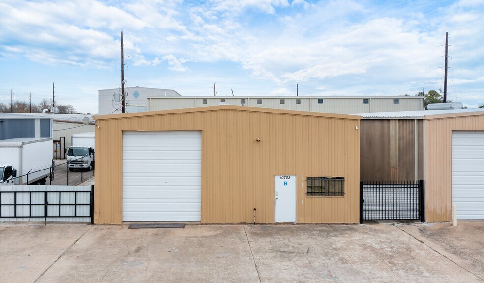 10202 Mula Cir, Stafford, TX à louer - Photo principale - Image 1 de 11