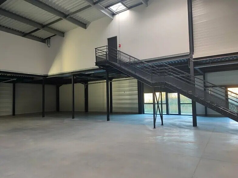 Flex dans Saint-Quentin-Fallavier à louer - Photo du bâtiment - Image 2 de 9