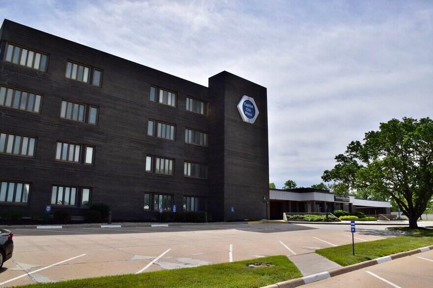 3706 SW Topeka Blvd, Topeka, KS à vendre - Photo du bâtiment - Image 1 de 23