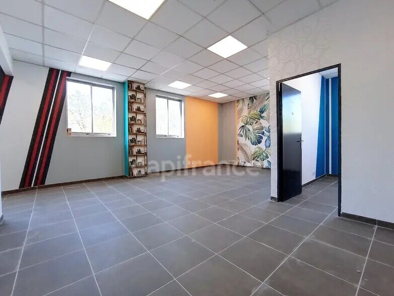 Office in Guibeville for lease - Interior Photo - Image 1 of 9
