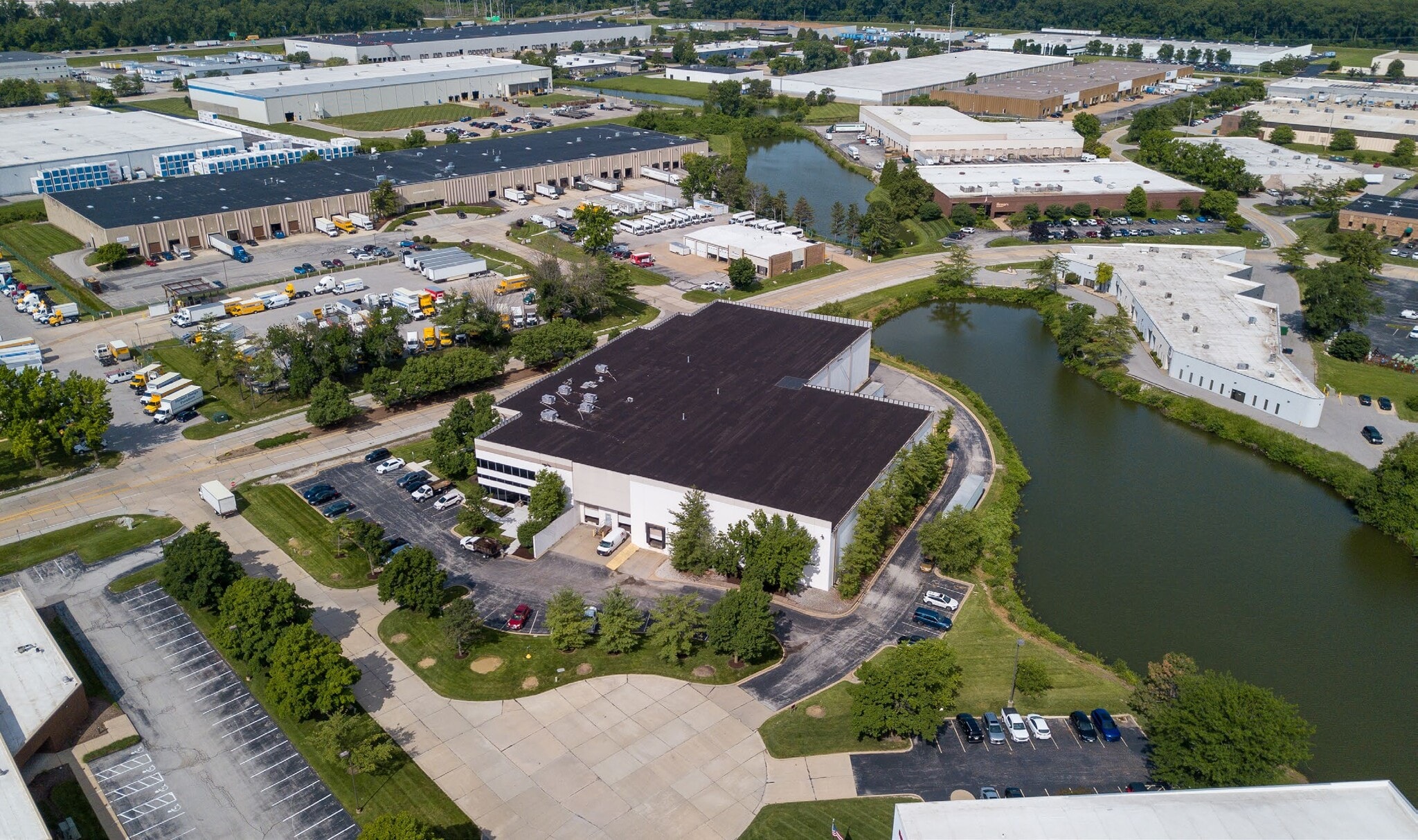 13735 Lakefront Dr, Earth City, MO à vendre Photo du bâtiment- Image 1 de 15