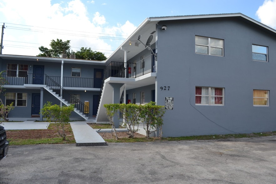 927 S Pine St, Lake Worth, FL à vendre - Photo du bâtiment - Image 2 de 16