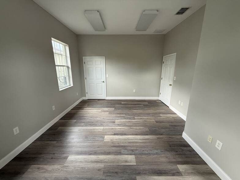 17210 Camelot Ct, Land O' Lakes, FL for sale - Interior Photo - Image 3 of 7