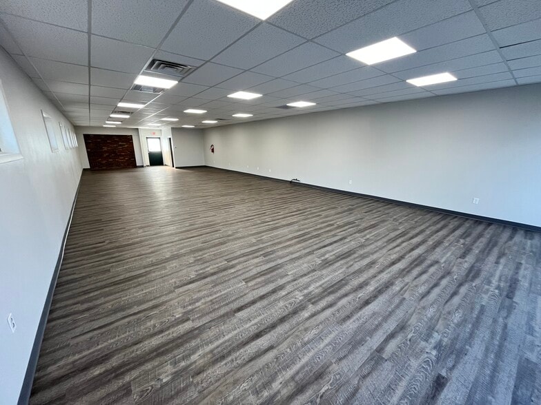 2509-2543 E Clairemont Ave, Eau Claire, WI for lease - Interior Photo - Image 2 of 5