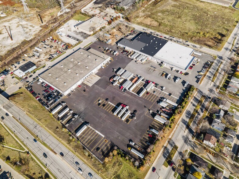 7320-7400 W Florist Ave, Milwaukee, WI à louer - Photo du bâtiment - Image 1 de 5